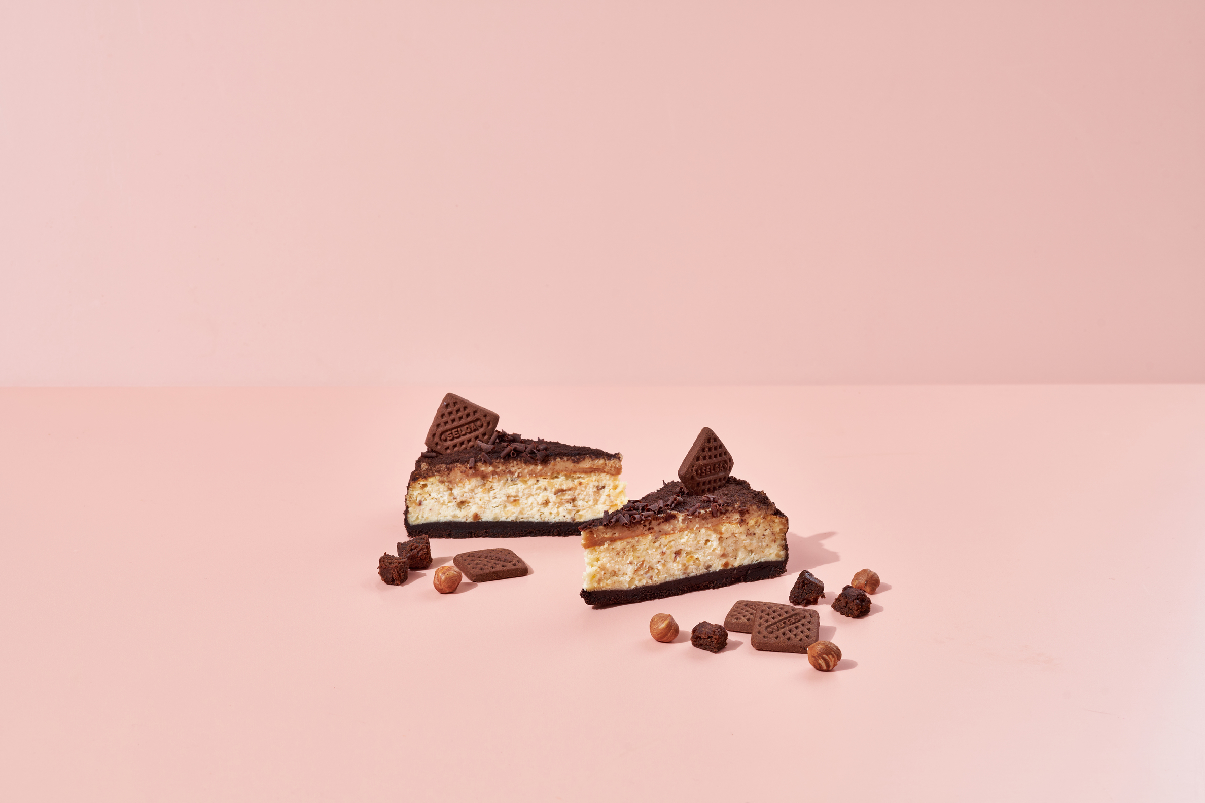 Selga braunija siera kūka ar lazdu riekstiem